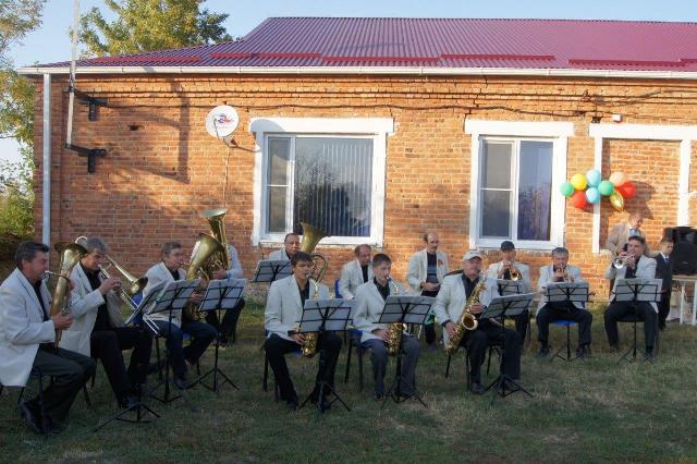 В хуторе Зубов открыли обновленный сельский клуб
